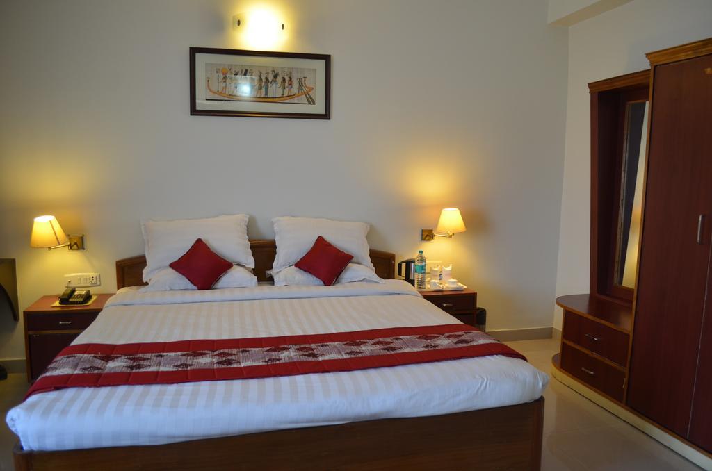 Hotel Rajdhani Regency Гувахати Номер фото